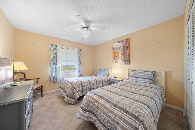 Building Photo - 2147 Sandalwood Dr