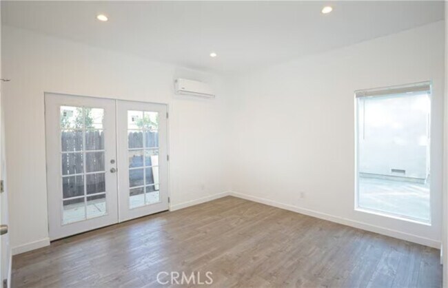 Building Photo - 456 N Batavia St