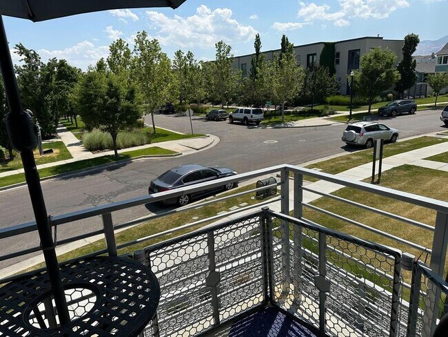 Building Photo - 4672 W Vermillion Dr
