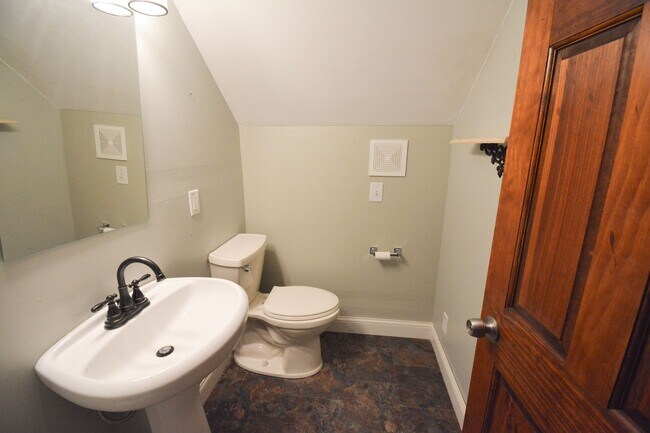 Building Photo - Charming 3-Bedroom Home with Walk-In Close...