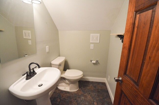 Building Photo - RENT SPECIAL 3-Bedroom Home with Walk-In Closet, Deck & Prime Location Near Shopping