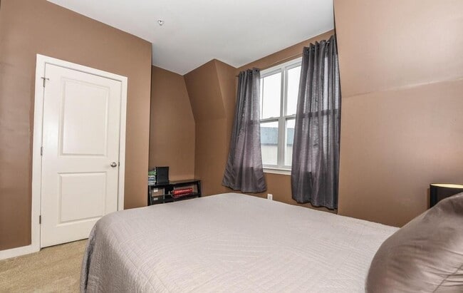 Building Photo - Stylish townhouse in ideal Frederick locat...