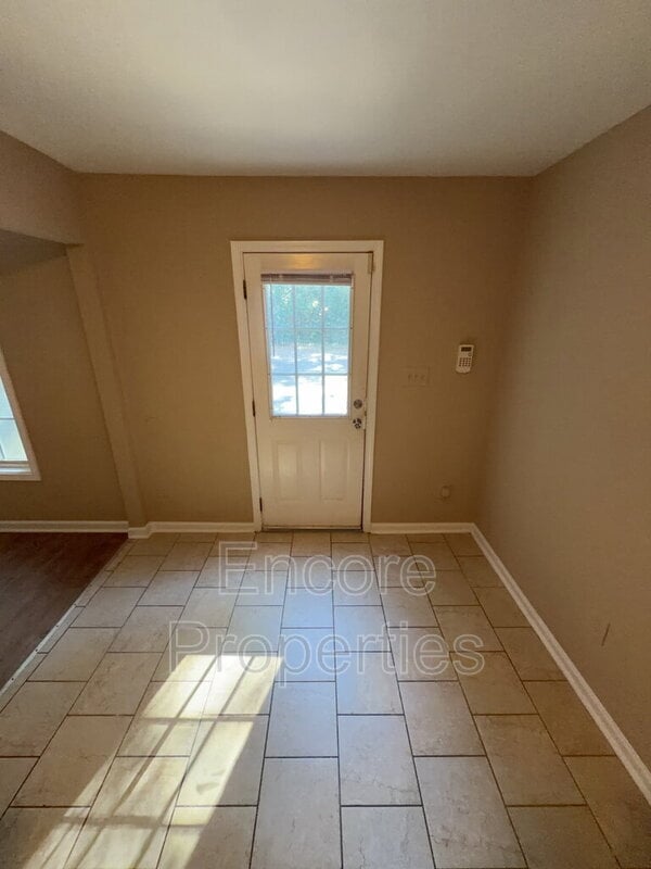 Building Photo - 2004 Hart St