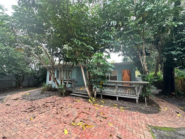 Building Photo - Stunning 3/2 Bungalow near the historic di...