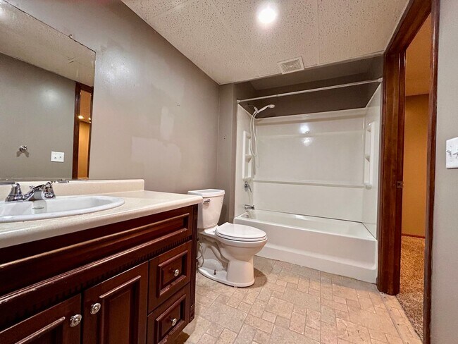 Building Photo - Four Bedroom Duplex in Kentwood - $400 OFF 1st Month!