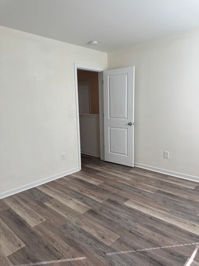 Building Photo - Beautiful 3-Bedroom Home Near Downtown Sta...