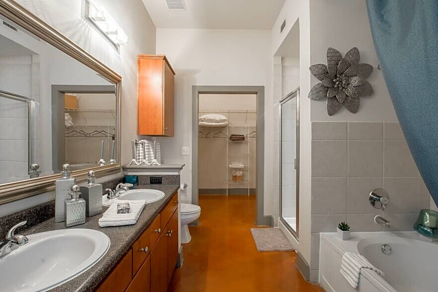 Building Photo - 3105 San Jacinto St