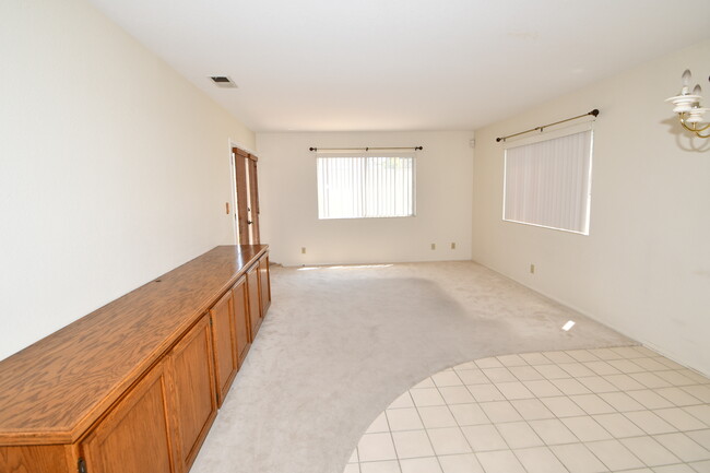 Large family room. - 1920 Havemeyer Ln