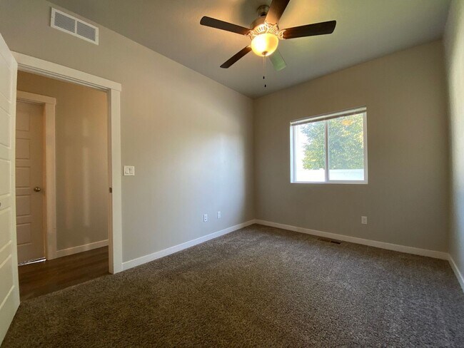 Building Photo - Newer Townhome