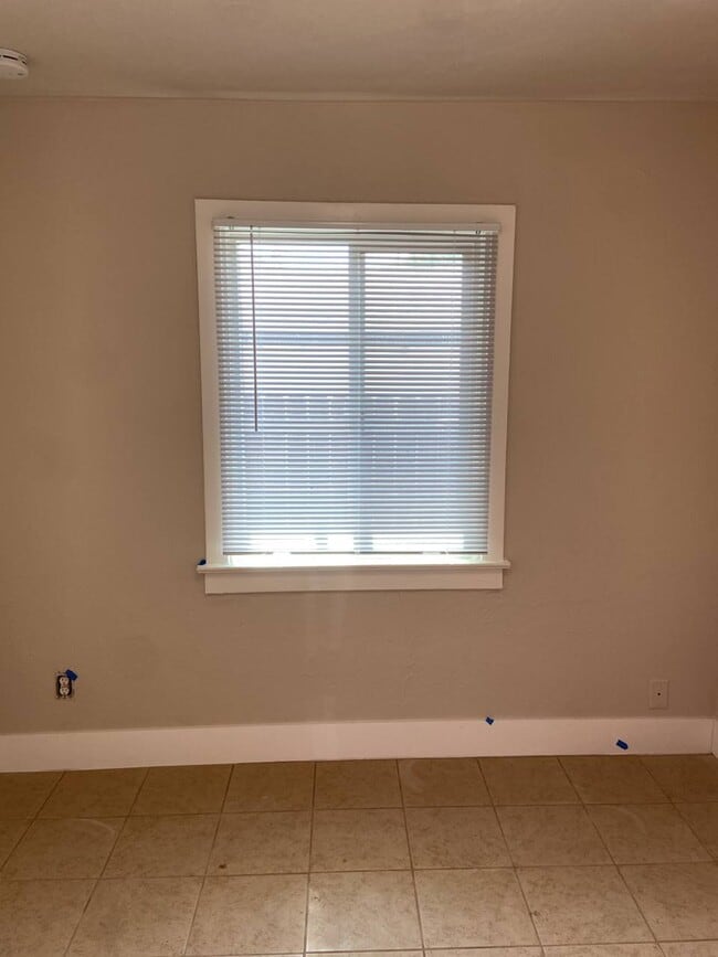 Building Photo - 319 E San Joaquin Ave