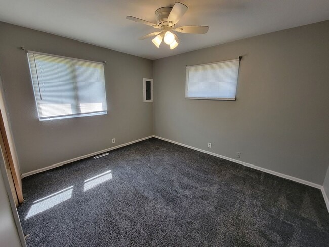 Building Photo - 3 bed, 1 bath, Close to South Bend Airport