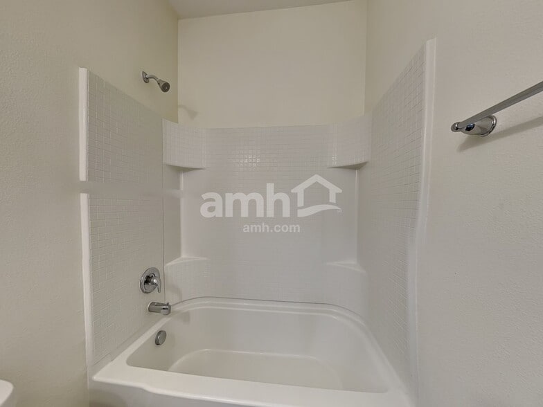 Building Photo - 11615 Oak Bend Ct