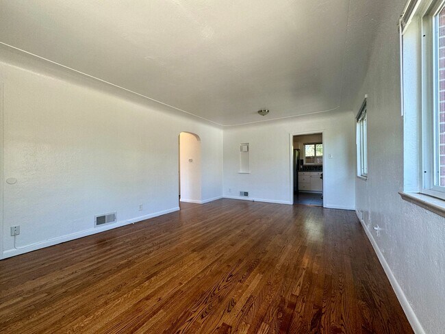 Building Photo - 2 Bedroom, 1 Bathroom Duplex in Denver! Available August!!