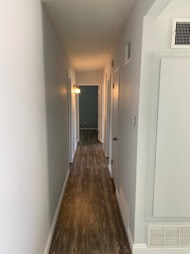 Building Photo - Beautifully Remodeled 3 Bedroom 2 Bath Hom...