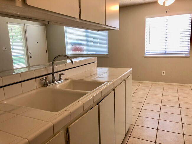 Building Photo - $1,350 Marks & Shaw 2 Bedroom Townhouse, c...
