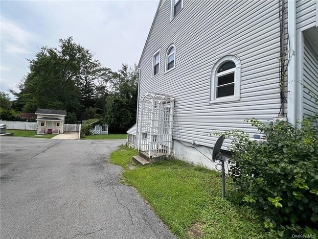 Building Photo - 123 Monhagen Ave