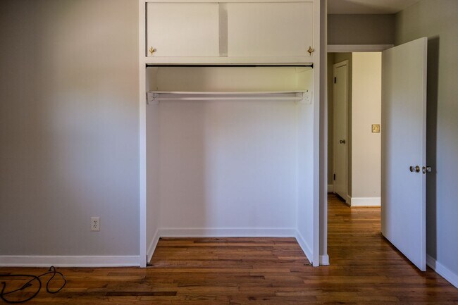 Building Photo - 6 Hardale Ln