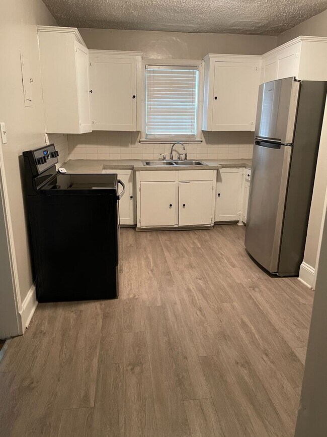 Building Photo - Special One Month Free -Renovated Great Tw...
