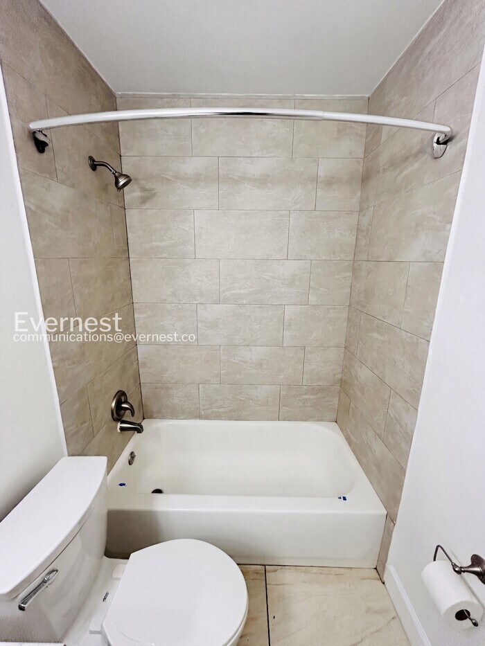 Building Photo - 2070 Loma Linda Way N