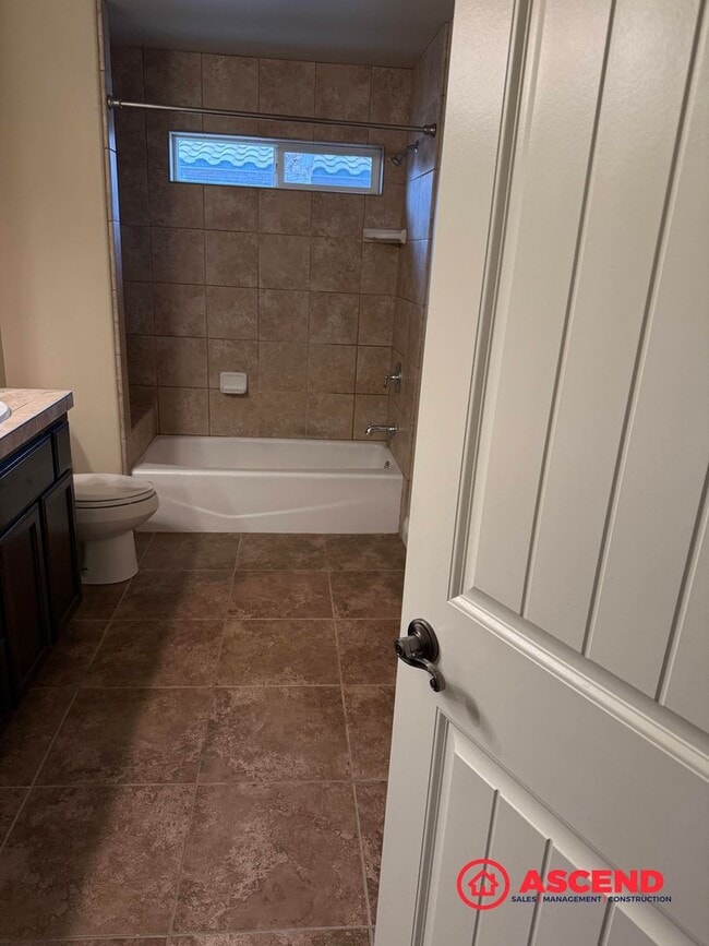 Building Photo - Stunning 4 bedroom + office in Seven Oaks!