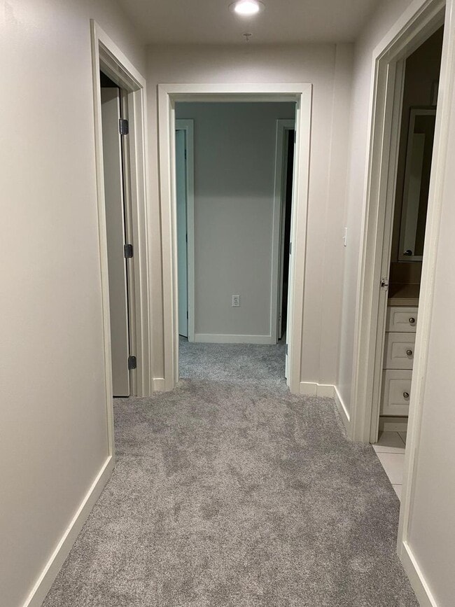 Building Photo - Spacious Seattle Condo - $2,400