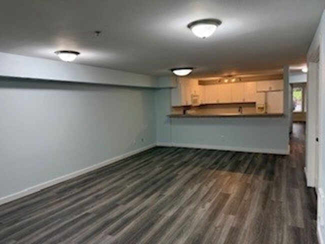 Building Photo - 2 bedroom 2 bath First Floor Condo w/1 Car...