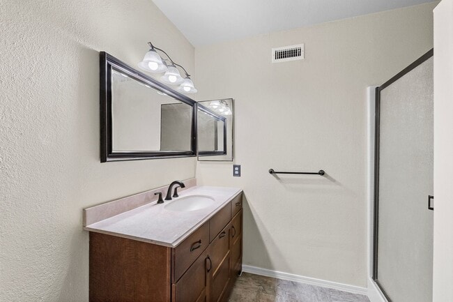 Building Photo - Spacious Home on Corner Lot!