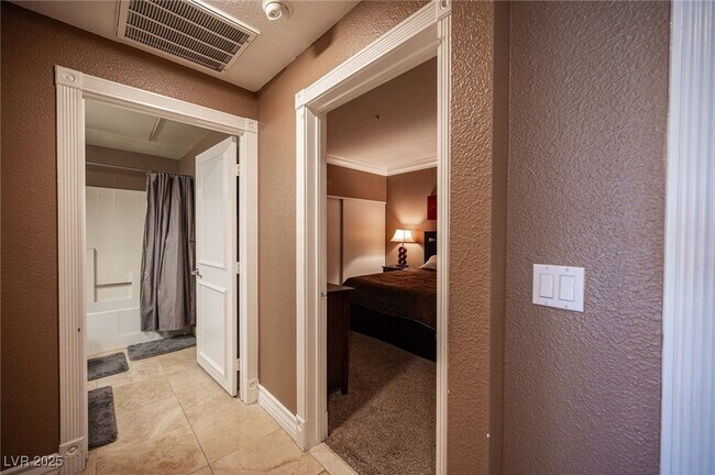 Building Photo - 220 E Flamingo Rd