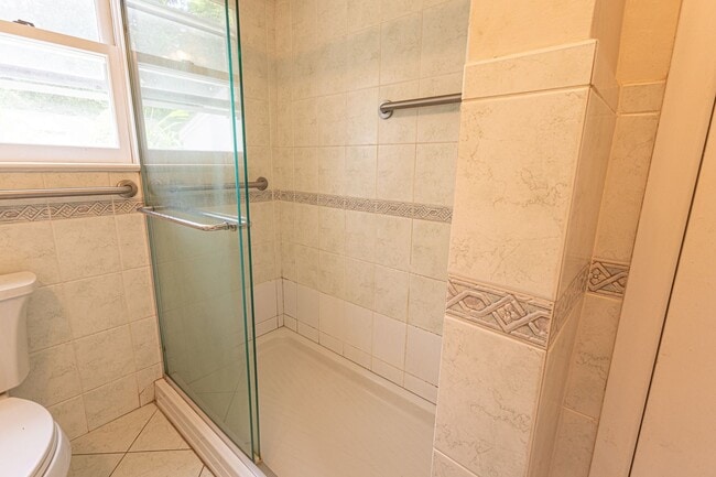 Building Photo - Spacious 3-bedroom, 2-bathroom (Full House...