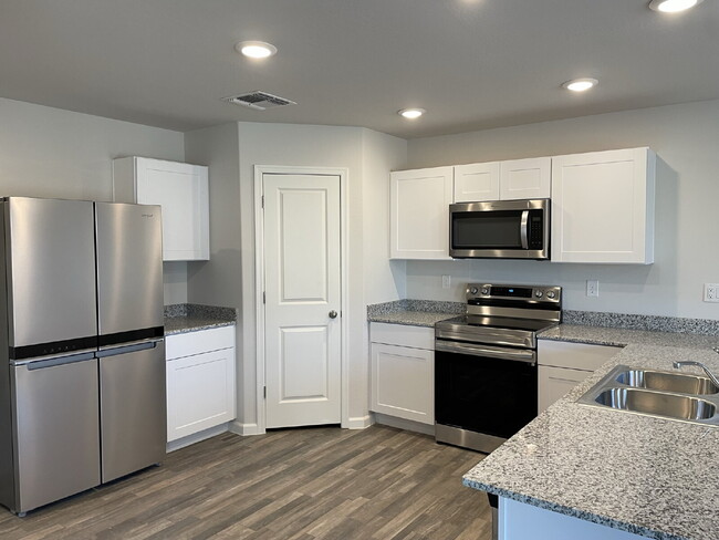 Building Photo - "Spacious 4-Bed Oasis in Coolidge, AZ – 18...