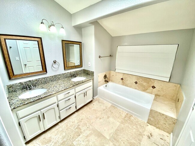 Building Photo - Large Fletcher Hills Home With 3 car Garag...