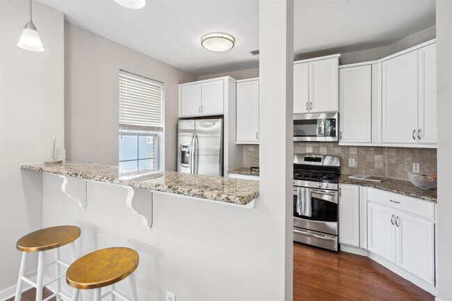 Building Photo - 443 2nd St