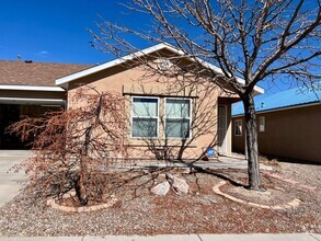 Building Photo - Charming 3-bedroom home.