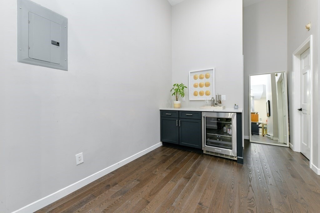 Building Photo - 743 E 4th St