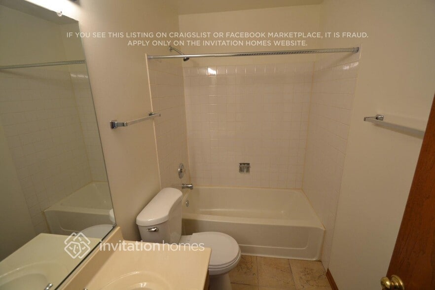 Building Photo - 1445 Woodscreek Cir