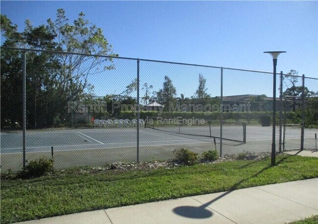 Building Photo - 14931 Park Lake Dr