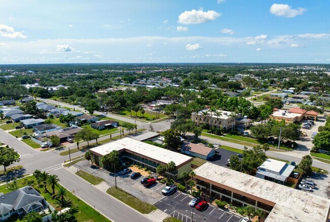 Building Photo - GORGEOUS FULLY RENOVATED 1st FLOOR 2 BEDROOM 1 BATHROOM CONDO LOCATED JUST 5 MINUTES FROM VENICE ...