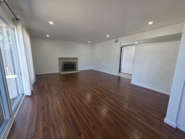 Building Photo - 3360 Los Prados St