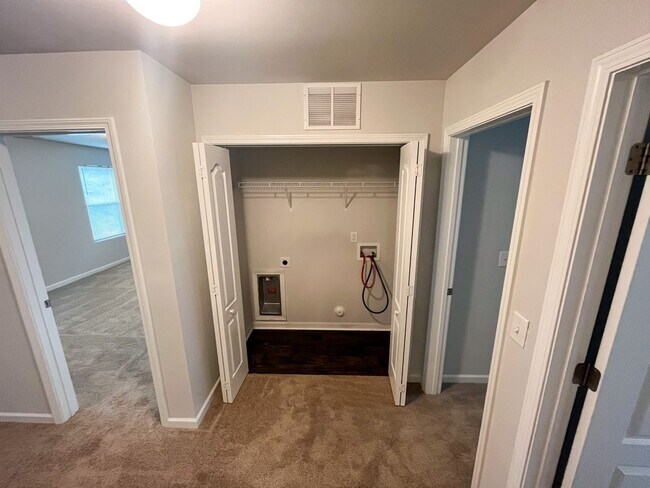 Building Photo - Beautiful 3 bedroom, 2 1/2 bathroom home i...