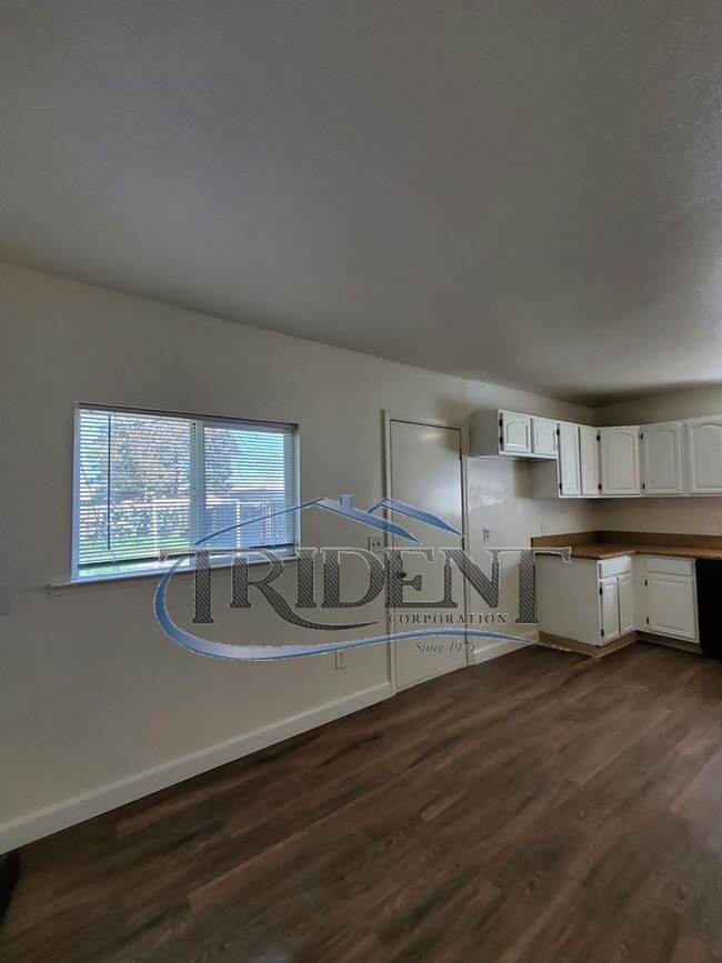 Building Photo - 1825 Sierra Way