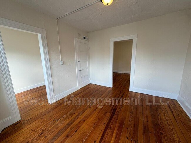 Building Photo - 116 Rennell St