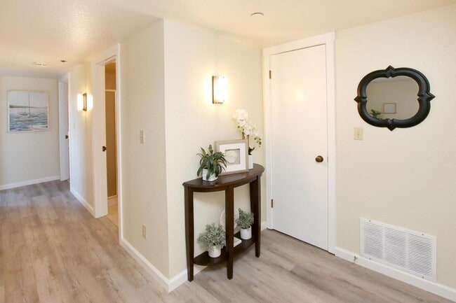 Building Photo - Prime Central Location / Available NOW!!!