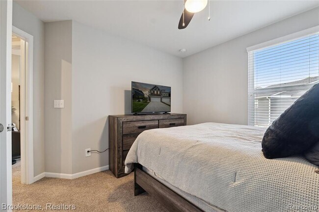 Building Photo - 765 Hummingbird Dr