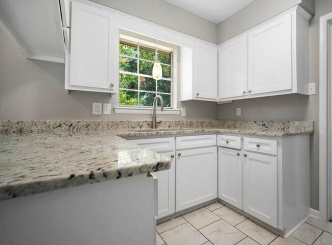 Building Photo - 5405 Timberlane Dr