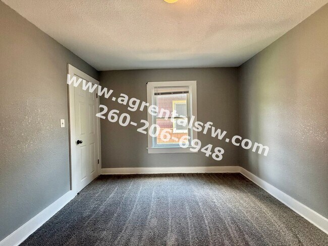 Building Photo - 3 Bedroom House