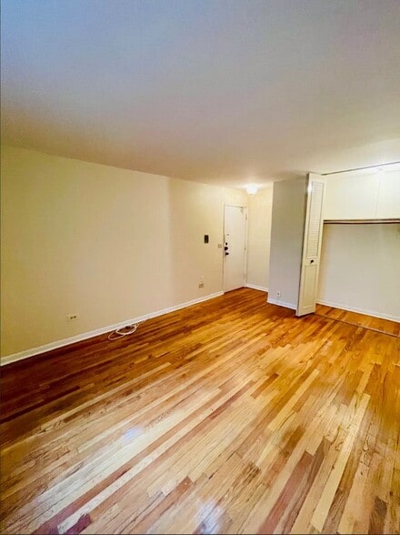 Building Photo - 535 W Briar Pl