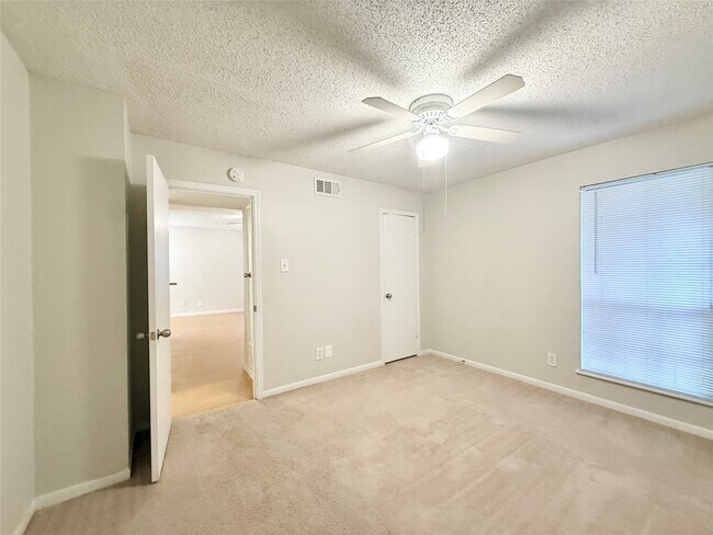 Building Photo - 3902 Mandell St