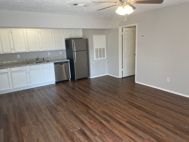 Building Photo - AUGUST 2026 PRE-LEASE  Spacious Updated 2 ...