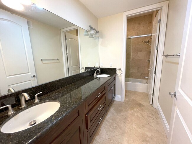 Building Photo - Beautiful 3 bedroom detached townhome with...
