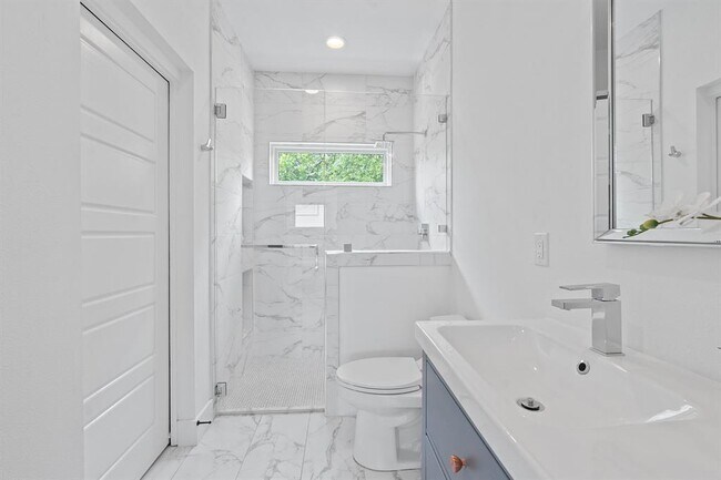Building Photo - 402 W 55th St